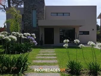 https://web5.gallito.com.uy/casa-minimalista-en-barrio-privado-inmuebles-20470628