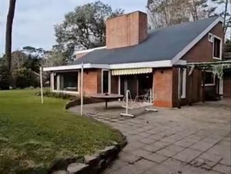 https://www.gallito.com.uy/venta-de-hermosa-casa-4-dormitorios-en-cantegril-inmuebles-27639217