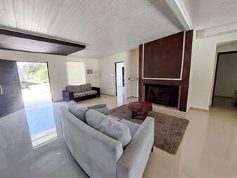 https://www.gallito.com.uy/casa-en-barrio-privado-en-lussich-inmuebles-22909951
