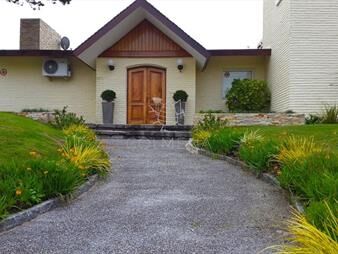 https://www.gallito.com.uy/espectacular-casa-a-metros-del-mar-playa-mansa-inmuebles-23627565