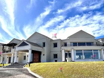 https://www.gallito.com.uy/venta-exclusiva-mansion-en-playa-mansa-inmuebles-27050228