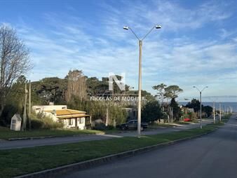 https://web5.gallito.com.uy/vende-terreno-en-la-barra-montoya-a-metros-del-inmuebles-27379308