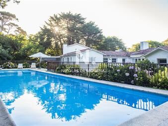 https://web5.gallito.com.uy/vende-casa-en-brava-punta-del-este-de-5-inmuebles-24600922