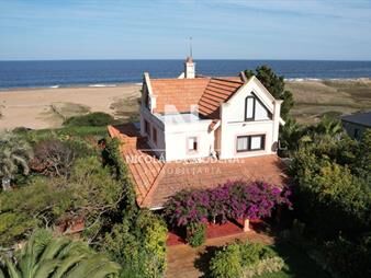 https://web5.gallito.com.uy/espectacular-casa-sobre-el-mar-gran-oportunidad-inmuebles-25034235