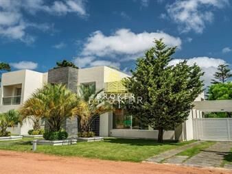https://web5.gallito.com.uy/venta-casa-4-dormitorios-mansa-barrio-privado-del-inmuebles-24605981