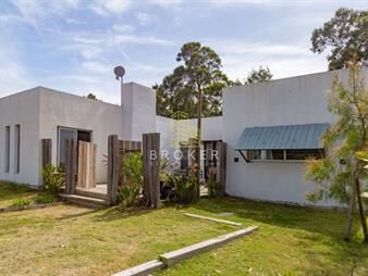 https://web5.gallito.com.uy/alquiler-de-espectacular-casa-en-barrio-cerrado-3-inmuebles-27657155