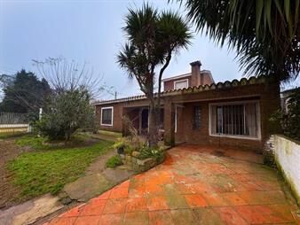 https://www.gallito.com.uy/venta-tres-casas-en-un-mismo-padron-en-toledo-inmuebles-27661944
