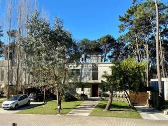 https://web5.gallito.com.uy/venta-y-alquiler-de-maravillosa-casa-de-cuatro-en-inmuebles-27657801
