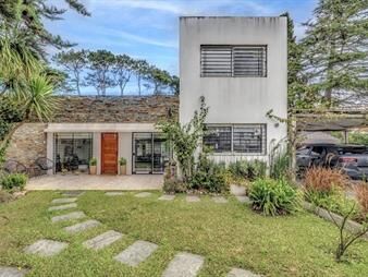 https://web5.gallito.com.uy/casa-alquiler-a-pasos-del-mar-playa-mansa-pinares-inmuebles-27615707
