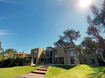 https://web5.gallito.com.uy/gran-casa-de-5-dormitorios-brava-punta-del-inmuebles-22537684