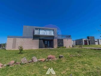 https://www.gallito.com.uy/venta-casa-3-dormitorios-3-baños-piscina-con-renta-inmuebles-27662760