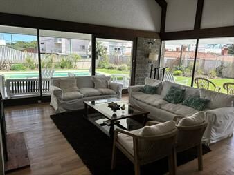 https://www.gallito.com.uy/casa-en-alquiler-temporal-de-4-dormitorios-en-playa-mansa-inmuebles-27666672
