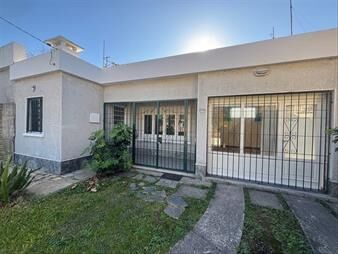 https://www.gallito.com.uy/muy-buena-propiedad-en-alquiler-ideal-como-oficinas-o-viv-inmuebles-27674795