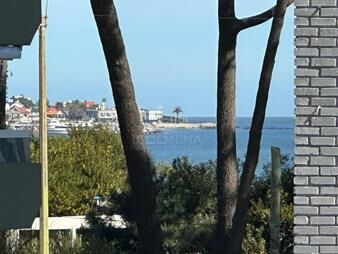 https://web5.gallito.com.uy/apartamento-a-pasos-del-mar-en-la-mansa-inmuebles-27535282