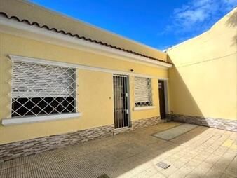https://web5.gallito.com.uy/venta-casa-de-2-dormitorios-con-entrada-para-auto-y-gran-fo-inmuebles-27674401