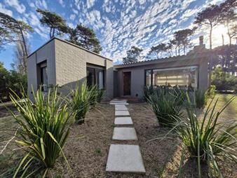 https://web5.gallito.com.uy/casa-en-punta-del-este-3-dormitorios-y-garaje-reciclada-inmuebles-27679429