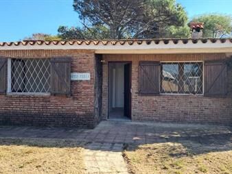 https://web5.gallito.com.uy/venta-2-casas-en-solymar-a-metros-de-la-rambla-inmuebles-27306028