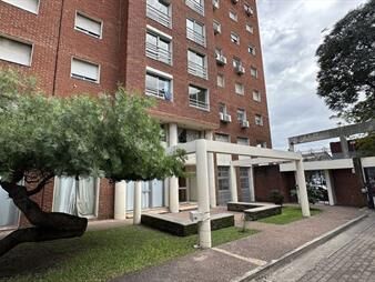 https://web5.gallito.com.uy/venta-apartamento-4-dormitorios-2-baños-impecable-la-comerc-inmuebles-27405612