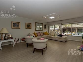 https://web5.gallito.com.uy/apartamento-de-cuatro-dormitorios-servicio-y-garaje-en-ve-inmuebles-27576203