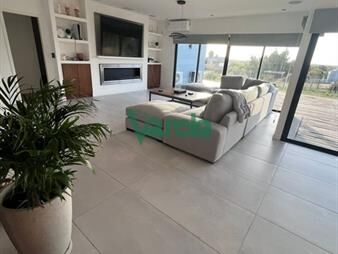 https://web5.gallito.com.uy/venta-espectacular-casa-en-colinas-de-carrasco-inmuebles-27484995