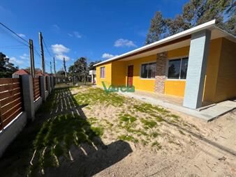 https://web5.gallito.com.uy/casa-de-2-dormitorios-a-estrenar-en-parque-del-inmuebles-27485229