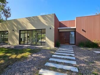 https://www.gallito.com.uy/venta-casa-cumbres-de-carrasco-tres-dormitorios-inmuebles-27691244