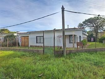https://www.gallito.com.uy/venta-casa-4-dormitorios-2-baños-parque-del-plata-inmuebles-27702868