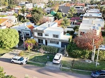 https://web5.gallito.com.uy/casa-en-venta-en-barra-de-carrasco-–-confort-espacio-y-exc-inmuebles-27392780