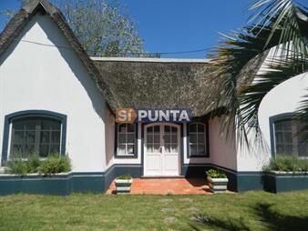 https://www.gallito.com.uy/casa-de-2-dormitorios-en-el-tesoro-inmuebles-27608569