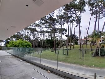 https://web5.gallito.com.uy/apartamento-en-venta-a-estrenar-en-playa-mansa-inmuebles-24782985