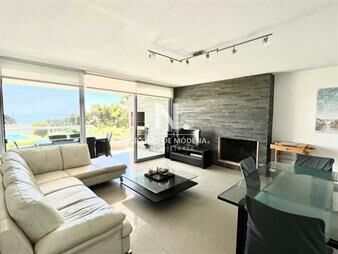 https://web5.gallito.com.uy/comodidad-garantizada-en-amplio-departamento-de-2-inmuebles-23785044