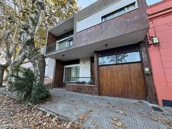 https://www.gallito.com.uy/solida-casa-de-4-dormitorios-a-pasos-del-barrio-historico-inmuebles-27342721