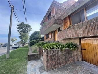 https://www.gallito.com.uy/excelente-casa-de-4-dormitorios-a-pasos-de-la-rambla-inmuebles-27708547