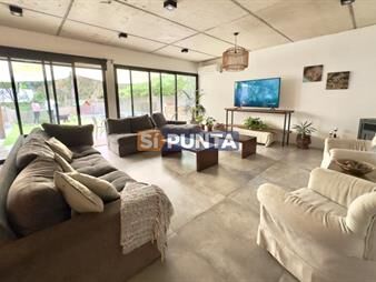 https://web5.gallito.com.uy/casa-de-3-dormitorios-con-piscina-climatizada-en-inmuebles-27608800