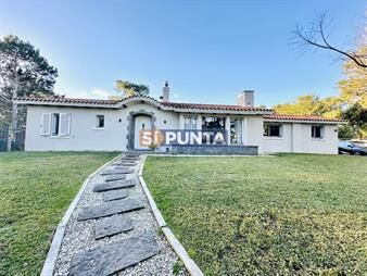 https://web5.gallito.com.uy/espectacular-casa-moderna-de-5-dormitorios-con-en-inmuebles-27674243