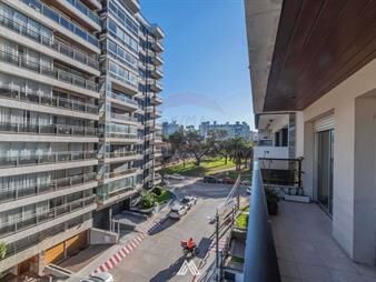 https://web5.gallito.com.uy/venta-apto-3-dorm-gge-balcon-4-baños-pcarretas-inmuebles-27564946