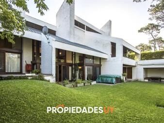 https://web5.gallito.com.uy/excelente-casa-de-4-dormitorios-en-playa-mansa-inmuebles-26326625