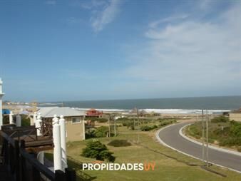 https://web5.gallito.com.uy/amplia-casa-a-metros-de-la-playa-montoya-inmuebles-26257351