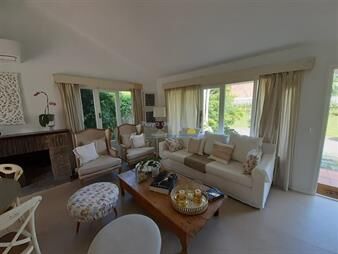 https://www.gallito.com.uy/clãsico-chalet-a-pasos-de-playa-mansa-inmuebles-27739560