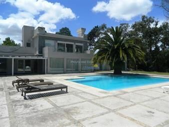 https://web5.gallito.com.uy/moderna-casa-de-4-dormitorios-en-el-golf-punta-inmuebles-27739683