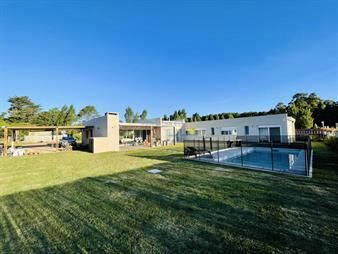 https://www.gallito.com.uy/moderna-casa-de-4-dormitorios-piscina-y-en-punta-inmuebles-27740166