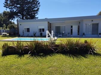 https://www.gallito.com.uy/en-venta-casa-en-solanas-de-4-dormitorios-con-y-inmuebles-27746442