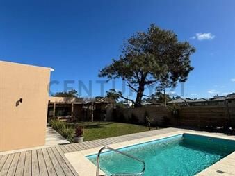 https://web5.gallito.com.uy/casa-a-estrenar-con-piscina-a-metros-del-mar-450m2-bal-inmuebles-27757200