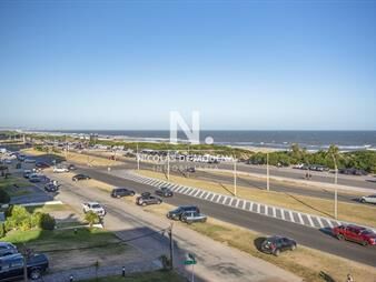 https://web5.gallito.com.uy/apartamento-penthouse-frente-al-mar-playa-3-con-inmuebles-26645297