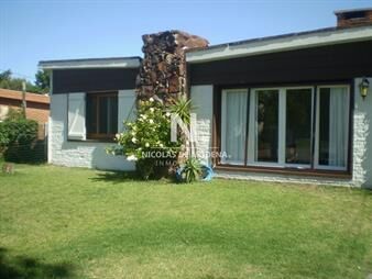 https://web5.gallito.com.uy/venta-de-espectacular-casa-en-una-planta-con-3-en-inmuebles-25535538
