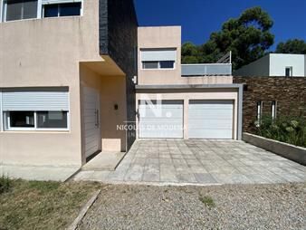 https://www.gallito.com.uy/vende-casa-de-4-dormitorios-en-punta-del-este-inmuebles-27130036