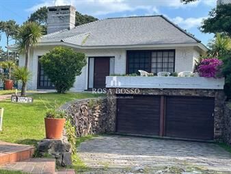 https://www.gallito.com.uy/casa-venta-5-dormitorios-en-cantegril-punta-del-inmuebles-27691713