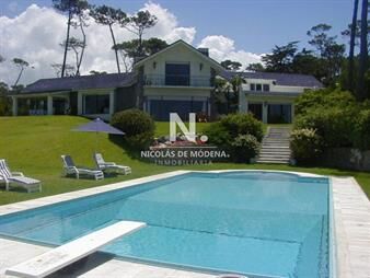 https://www.gallito.com.uy/amplia-casa-en-venta-en-playa-mansa-punta-del-inmuebles-25595637