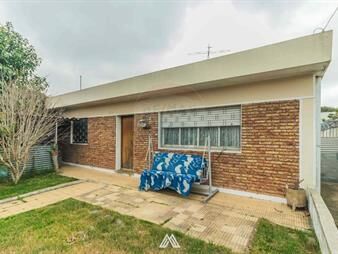 https://web5.gallito.com.uy/casa-con-cochera-galpon-a-50-mts-de-gral-flores-inmuebles-27770930