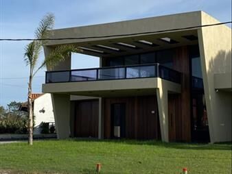 https://www.gallito.com.uy/alquiler-temporada-de-casa-moderna-a-100-m-del-mar-pinares-inmuebles-27771008
